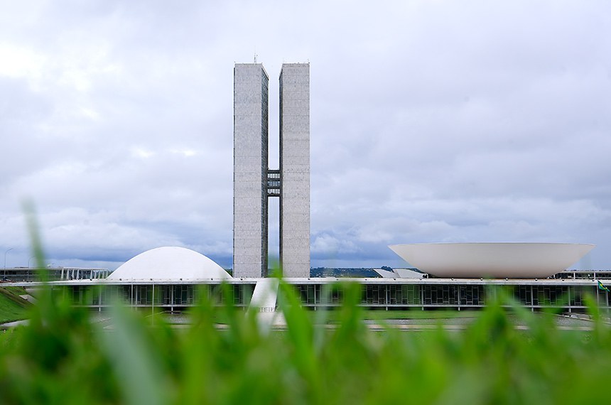 As cúpulas abrigam os plenários da Câmara dos Deputados (côncava) e do Senado Federal (convexa), enquanto que nas duas torres - as mais altas de Brasília, com 100 metros - funcionam as áreas administrativas e técnicas que dão suporte ao trabalho legislativo diário das duas instituições.