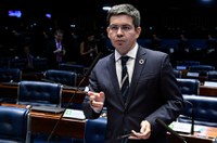 Randolfe pede explicações sobre presença de suspeito de terrorismo em audiência