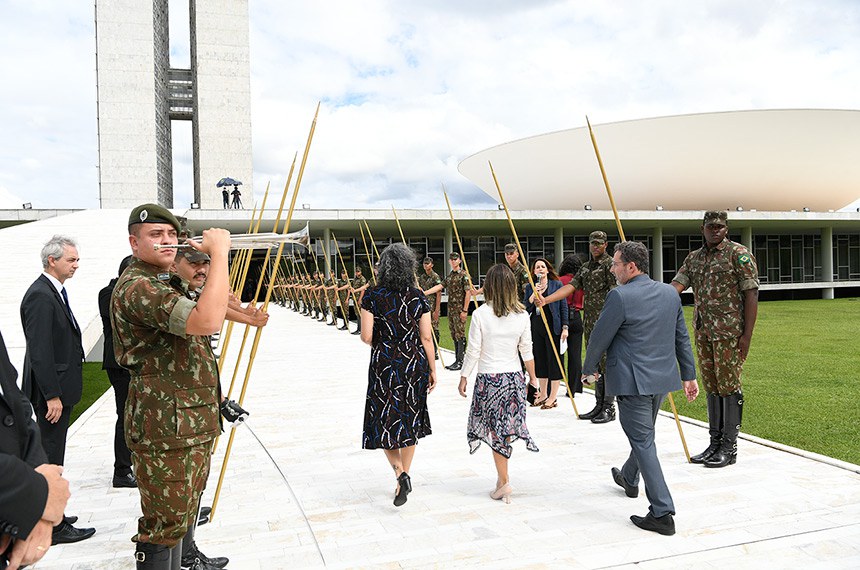 Participam:
representando a primeira-dama, Luciana Rodrigues Pereira;
representando a vice-primeira-dama, Paola Lima.