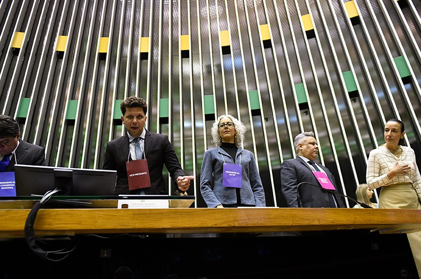 Mesa (E/D): 
representando o presidente do Senado Federal, Celso Cavalcanti; 
representando o vice-presidente da República eleito, Leonardo Sá; 
representando a presidente do Supremo Triunal Federal (STF), Érica Ceolin; 
representando o procurador-geral da República, Mikhail Oliveira;
chefe do Cerimonial do Senado Federal, Ana Tereza Lyra Campos Meirelles.
