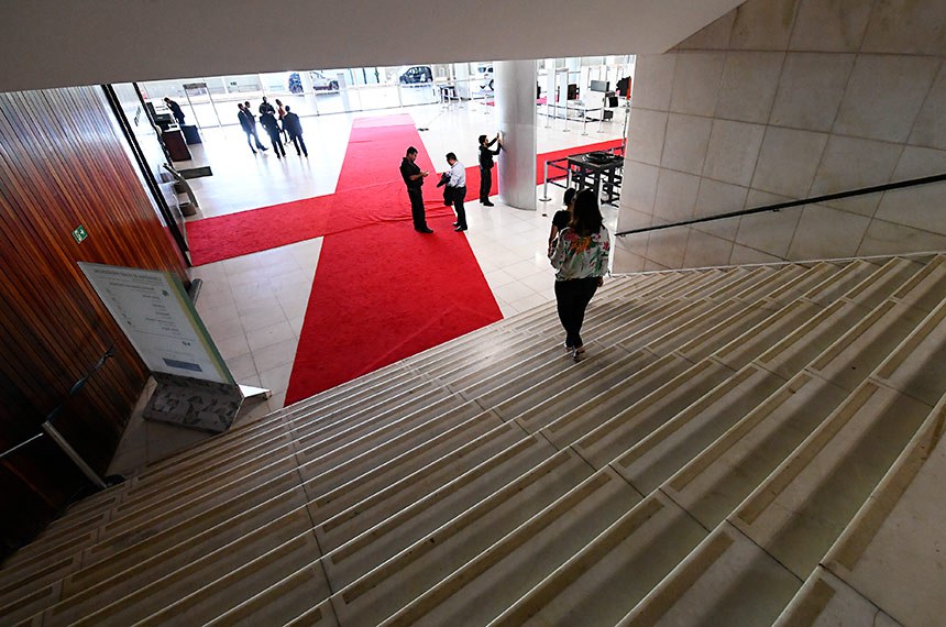 Somente no Congresso Nacional, são 24 postos de trabalho, envolvendo equipes de policiais legislativos, receptivo de imprensa, comunicação, infraestrutura (telefonia, energia, transportes) e atendimento médico. Tradicionalmente, o evento começa na Catedral de Brasília, de onde sai o desfile do presidente, em automóvel, pela Esplanada dos Ministérios até o Congresso. O grupo de trabalho que prepara o evento desde março já divulgou o roteiro prévio da solenidade, marcada para começar às 15h.