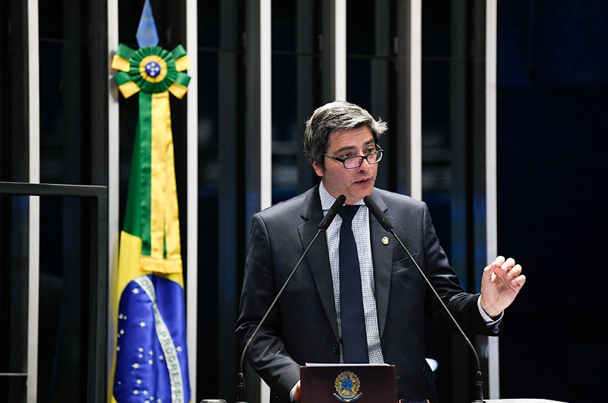 Em discurso, à tribuna, senador Carlos Portinho (PL-RJ).