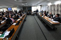 Oposição quer derrubar decreto que restringe armas. Governistas elogiam