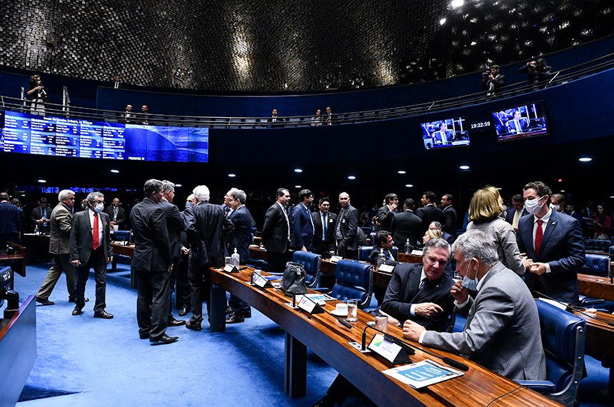 Senadores à bancada.