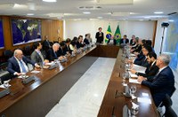 Parlamentares entregam a Lula decreto que valida intervenção na segurança do DF