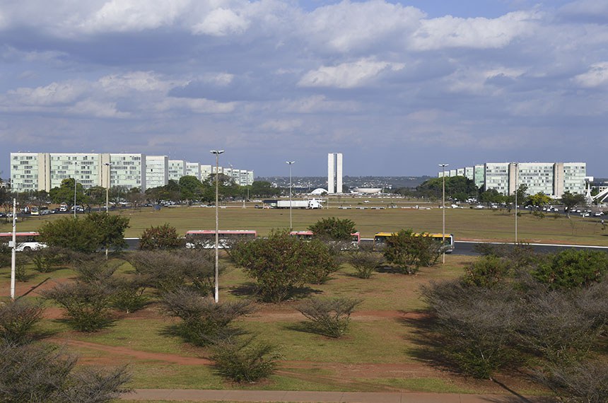 O Eixo Monumental é uma avenida que se localiza no centro do Plano Piloto de Brasília, capital do Brasil. É conhecido popularmente como o "corpo do avião", no desenho do Plano Piloto de Brasília. Estende-se por dezesseis quilômetros, fazendo a ligação entre a Rodoferroviária de Brasília e a Praça dos Três Poderes.
Na sua área central, encontram-se a Rodoviária do Plano Piloto, localizada na interseção dos eixos Monumental e Rodoviário, e a Torre de TV. A leste, na área dedicada aos órgãos do Governo Federal, estão a Praça dos Três Poderes e a Esplanada dos Ministérios.