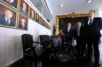 Pacheco entrega a Aras representação contra invasores do Senado