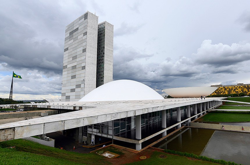 As cúpulas abrigam os plenários da Câmara dos Deputados (côncava) e do Senado Federal (convexa), enquanto que nas duas torres - as mais altas de Brasília, com 100 metros - funcionam as áreas administrativas e técnicas que dão suporte ao trabalho legislativo diário das duas instituições.