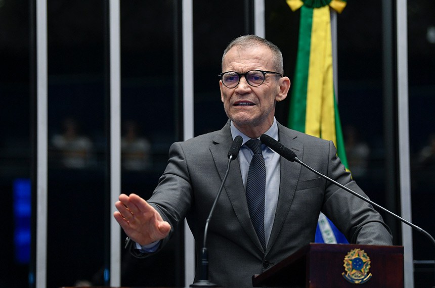 Em discurso, à tribuna, senador Fabiano Contarato (PT-ES).