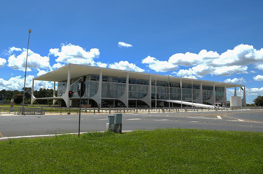 Concebido pelo arquiteto Oscar Niemeyer com projeto estrutural do engenheiro Joaquim Cardozo, é a sede do poder executivo do Governo Federal brasileiro. Localizado na Praça dos Três Poderes em Brasília, o Palácio do Planalto faz parte do projeto do Plano Piloto e foi um dos primeiros edifícios construídos na capital.