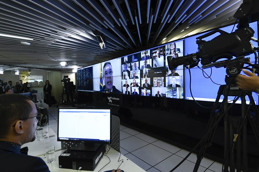 Na sala da Secretaria de Tecnologia da Informação do Senado Federal (Prodasen), senadores e funcionários da Casa se preparam para o ínicio da sessão.
