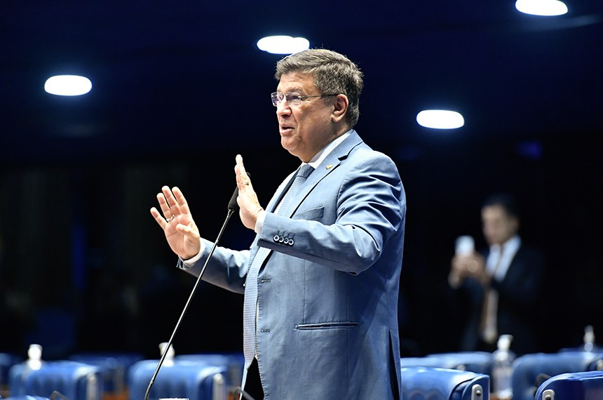 À bancada, em pronunciamento, senador Carlos Viana (PL-MG).