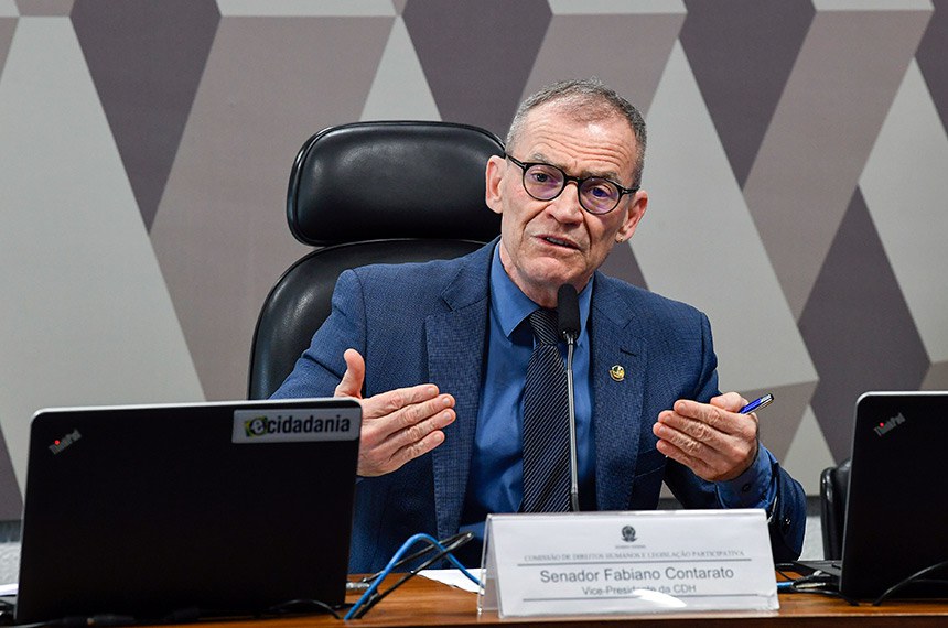À mesa, vice-presidente da CDH, senador Fabiano Contarato (PT-ES).