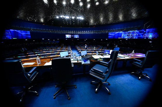 Mesa e bancada do plenário antes do início da sessão.