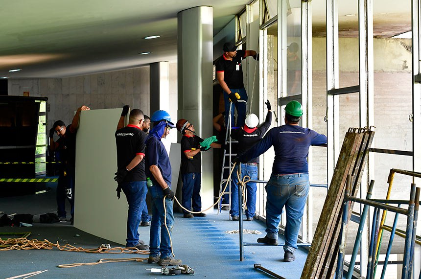 Equipe de manutenção, conservação e restauração atua, durante esta terça (10), na reparação de boa parte da estrutura interna e externa do Senado e da Câmara.