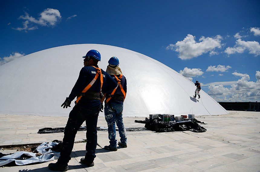 Funcionários realizam pintura da cúpula do Senado.