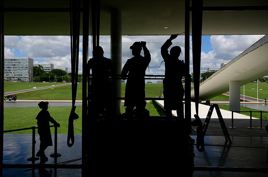 Funcionários realizam troca de vidros no Salão Negro.