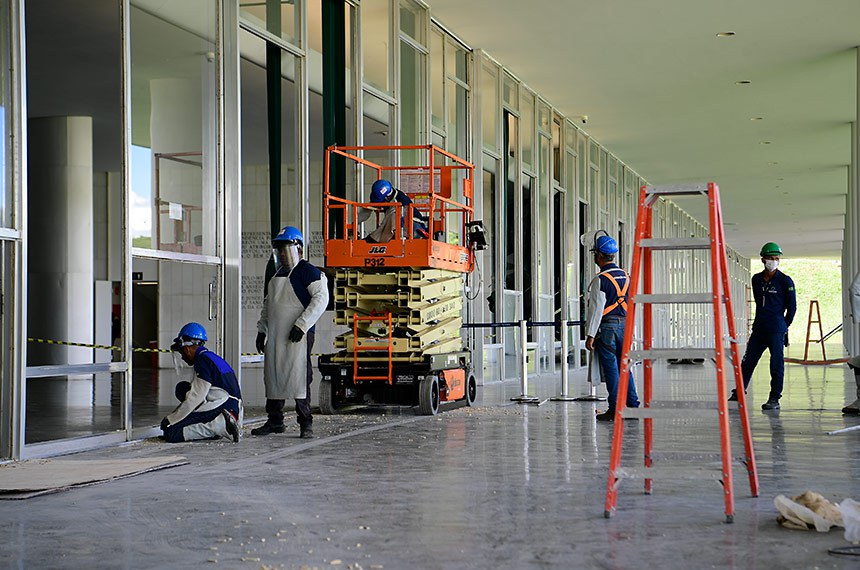 Funcionários realizam troca de vidros no Salão Negro.