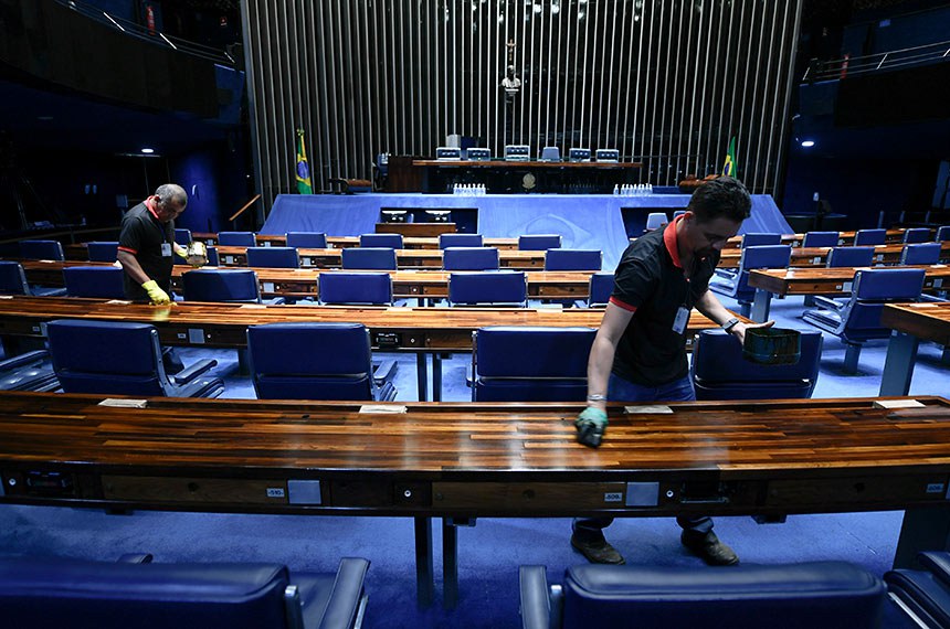 Equipe de manutenção, conservação e restauração atua, durante esta quinta-feira (19), na reparação de boa parte da estrutura interna e externa do Senado Federal.