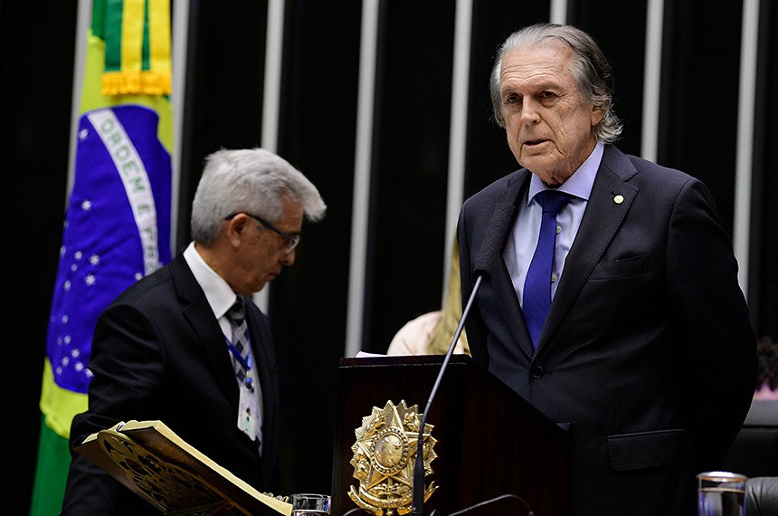 Em discurso, primeiro-secretário da Mesa do Congresso Nacional, deputado Luciano Bivar (União-PE).