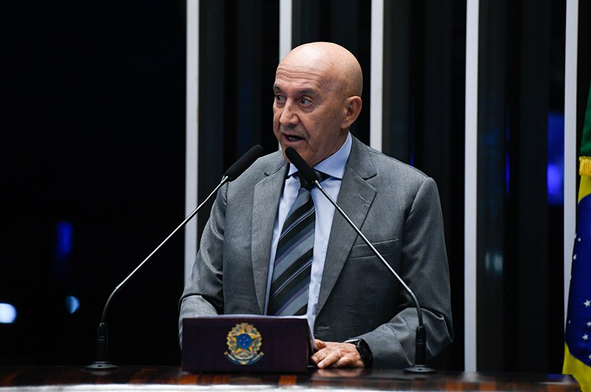 À tribuna, em discurso, senador Confúcio Moura (MDB-RO). 