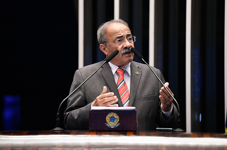 À tribuna, em discurso, senador Chico Rodrigues (PSB-RR). 