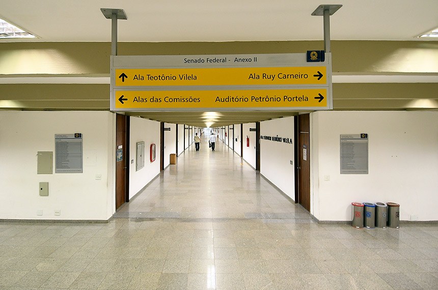 Entre as ações tomadas na prevenção ao novo coronavírus, algumas delas impactam na rotina administrativa e legislativa da Casa. As primeiras ações incluíram restrições a visitantes e evoluíram até o teletrabalho e a votação parlamentar remota, marco tecnológico para o Poder Legislativo.