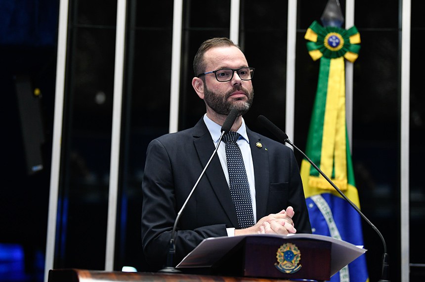 À tribuna, em discurso, senador Jorge Seif (PL-SC). 