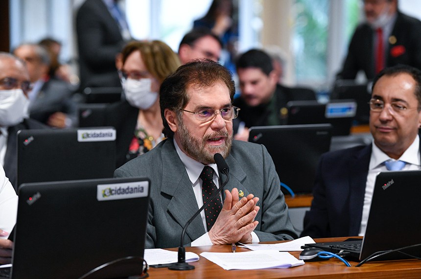 Em pronunciamento, à bancada, senador Plínio Valério (PSDB-AM).