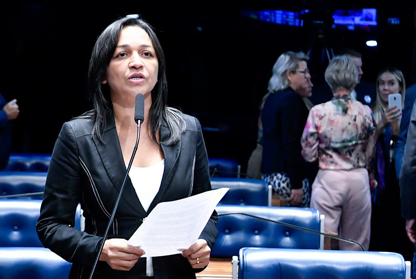 Em pronunciamento, à bancada, senadora Eliziane Gama (Cidadania-MA).