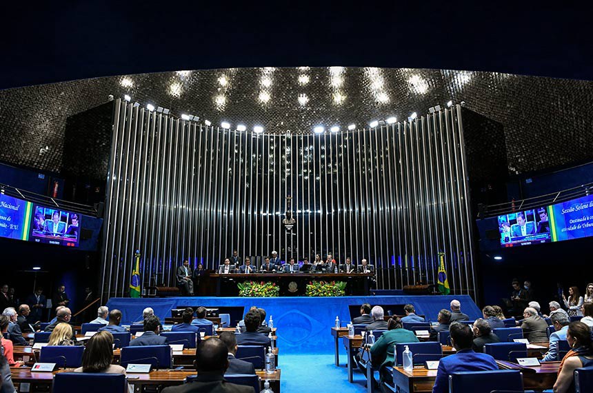 Mesa: 
requerente desta sessão, deputado Hugo Motta (Republicanos-PB); 
presidente do Banco Central, Roberto Campos Neto; 
presidente do Tribunal de Contas da União, ministro Bruno Dantas; 
requerente e presidente desta sessão solene, vice-presidente do Senado Federal, senador Veneziano Vital do Rêgo (MDB-PB); 
secretário-geral da Mesa do Senado Federal, Gustavo A. Sabóia Vieira; 
ministro do Supremo Tribunal Federal, Dias Toffoli; 
vice-presidente da Câmara dos Deputados, deputado Marcos Pereira (Republicanos-SP); 
presidente da Associação dos Membros dos Tribunais de Contas do Brasil (Atricon), Cezar Miola. 