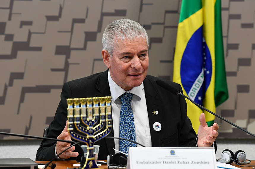 À mesa, em pronunciamento, embaixador de Israel no Brasil, Daniel Zohar Zonshine.