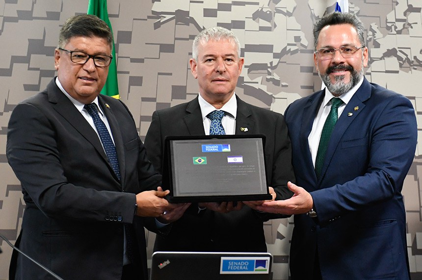 Mesa:
senador Carlos Viana (Podemos-MG);
embaixador de Israel no Brasil, Daniel Zohar Zonshine;
senador Alan Rick (União-AC).