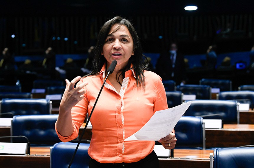 Em pronunciamento, à bancada, senadora Eliziane Gama (Cidadania-MA).
