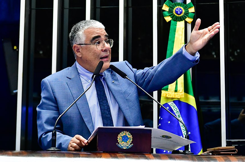 À tribuna, em discurso, senador Eduardo Girão (Novo-CE). 