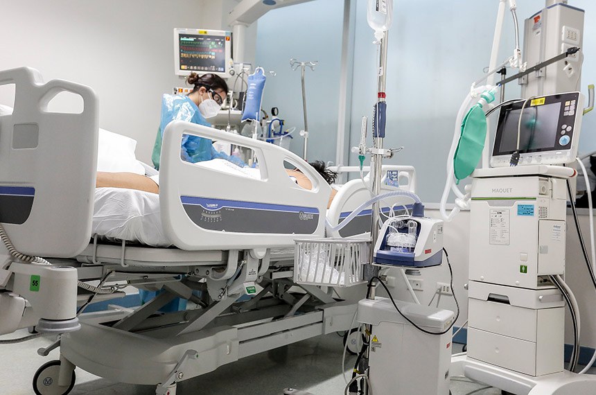 Ministro da Saúde Jaime Mañalich, visita o Hospital da UC. pela operação e uso de equipamento de oxigenação de alto fluxo, a técnica que pode impedir que pacientes com covid-19 atinjam ventilação mecânica.