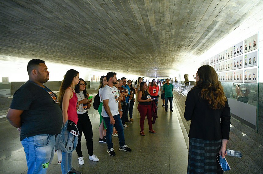 A visita virtual autoguiada (Tour 360º), que você mesmo pode explorar os ambientes da Câmara dos Deputados e do Senado Federal navegando pelo tour 360º oferecido pelas duas Casas.