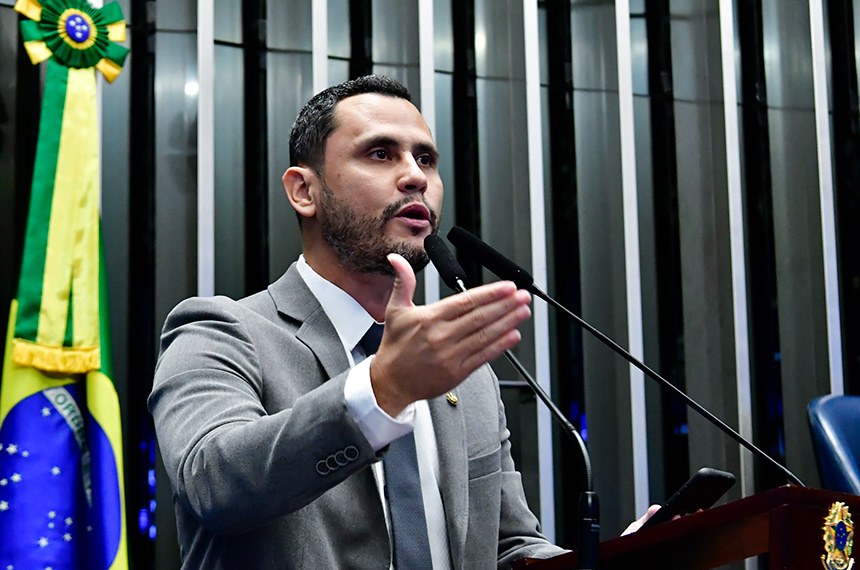 Em discurso, à tribuna, senador Cleitinho (Republiicanos-MG).  