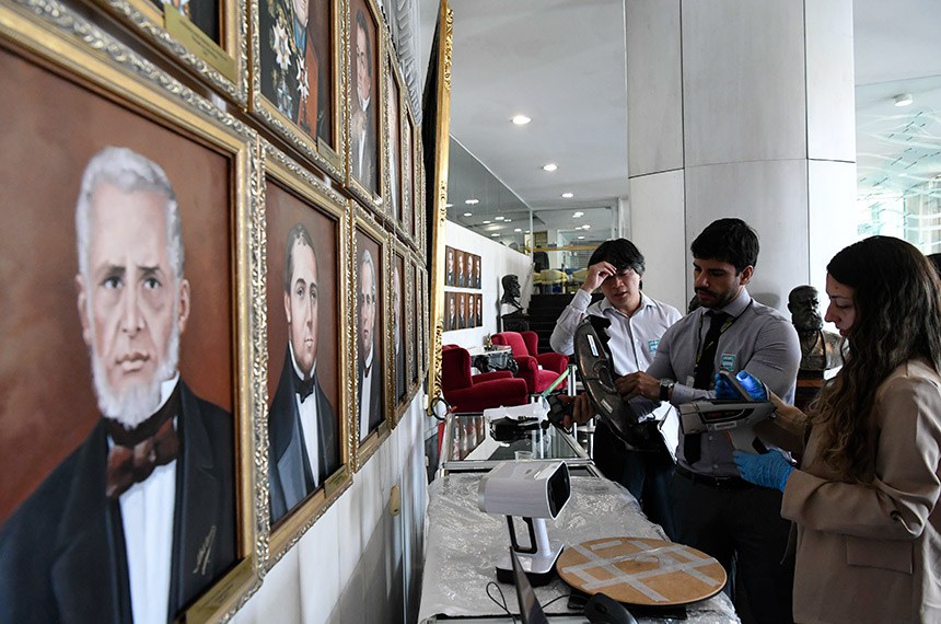 Participa:
auxiliar parlamentar do Serviço de Conservação e Preservação do Museu (SECPM), Priscila Rocha Gomes De Souza.