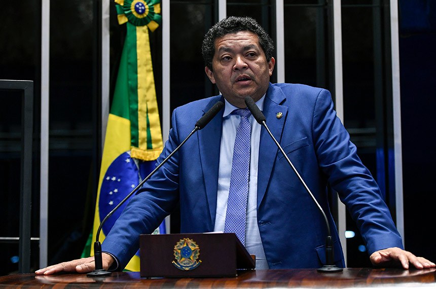 Em discurso, à tribuna, senador Beto Faro (PT-PA).