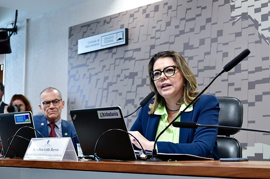 Em pronunciamento, à mesa, presidente da CMA, senadora Leila Barros (PDT-DF).