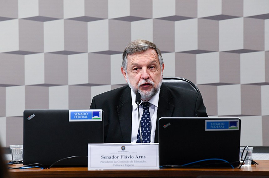 Mesa: 
presidente da CE, senador Flávio Arns (PSB-PR).