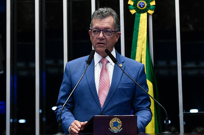 À tribuna, em discurso, senador Laércio Oliveira (PP-SE). 