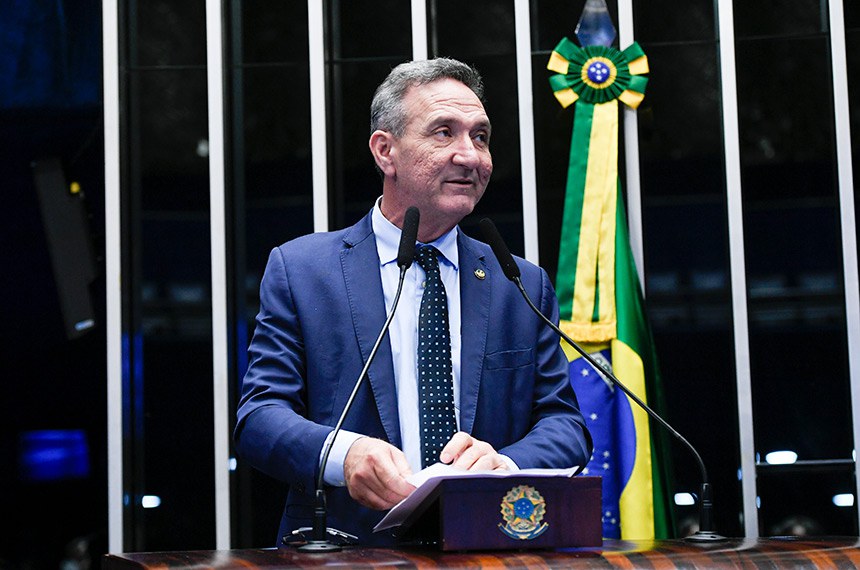 Em discurso, à tribuna, senador Lucas Barreto (PSD-AP).