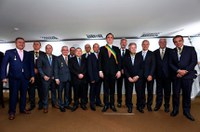 Por apoio ao setor de transportes, Pacheco recebe medalha JK