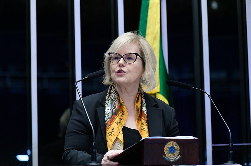 À tribuna, em discurso, presidente do Supremo Tribunal Federal (STF), ministra Rosa Weber.