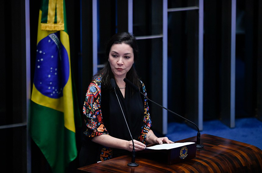 À tribuna, em discurso, cientista política e especialista em segurança pública e política de drogas, cofundadora e presidente do Instituto Igarapé, Ilona Szabó de Carvalho.