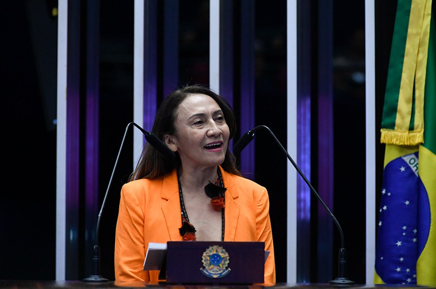 Em discurso, à tribuna, representante da agraciada in memoriam Clara Filipa Camarão, Rita Potyguara.