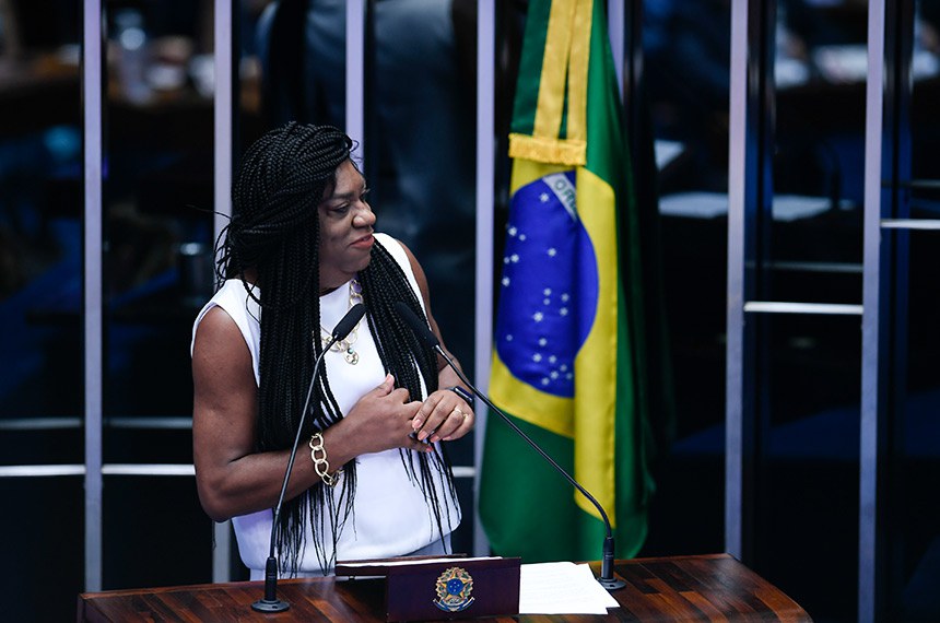 À tribuna, em discurso, jornalista e coordenadora da Frente de Evangélicos pelo Estado de Direito, Nilza Valeria Zacarias.