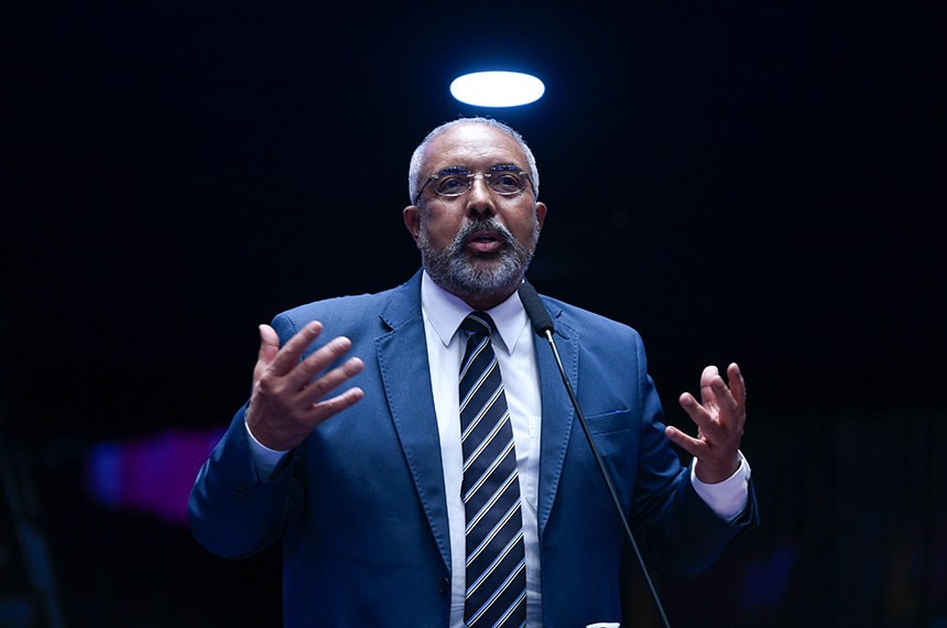 À bancada, em pronunciamento, senador Paulo Paim (PT-RS). 